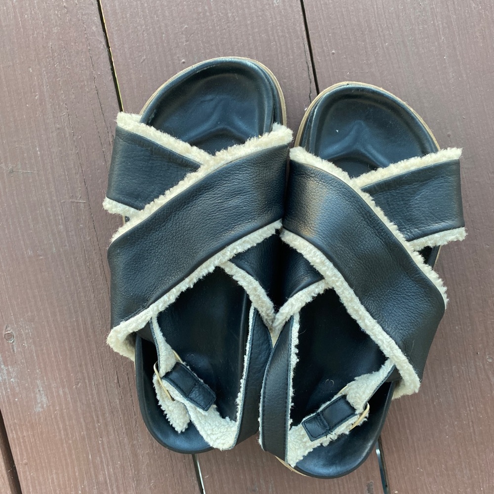 Alohas marshmallow Sherpa sandals